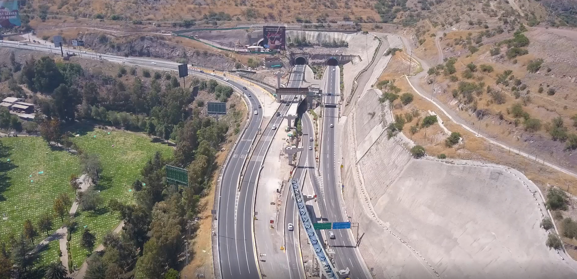 Imagen de la Autopista Américo Vespucio Oriente I (AVO I) que OHLA desarrolló en Chile.